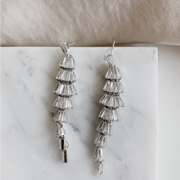 WHITE GOLD CRYSTAL CHANDELIER DROP BRIDAL EARRINGS - Picture 1 of 3